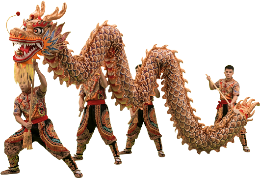 Cuatro hombres ejecutando la danza tradicional del dragón chino con un gran dragón dorado y naranja sobre fondo blanco aislado.