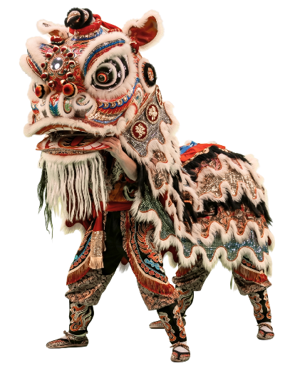 Disfraz tradicional de la danza del león chino con detalles dorados, rojos y plateados sobre fondo blanco aislado.